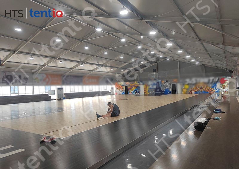 8樓樓頂再建一座裝配式籃球館篷房，充分利用空閑場地避免資源浪費