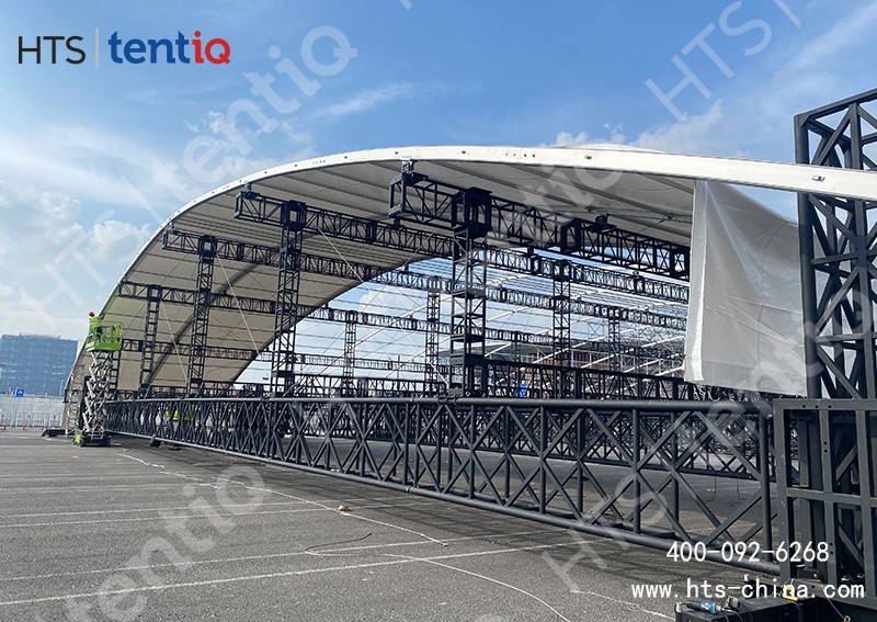 篷房和桁架結(jié)合方案高度可達14米，頂部可承受幾百公斤的燈光設(shè)施