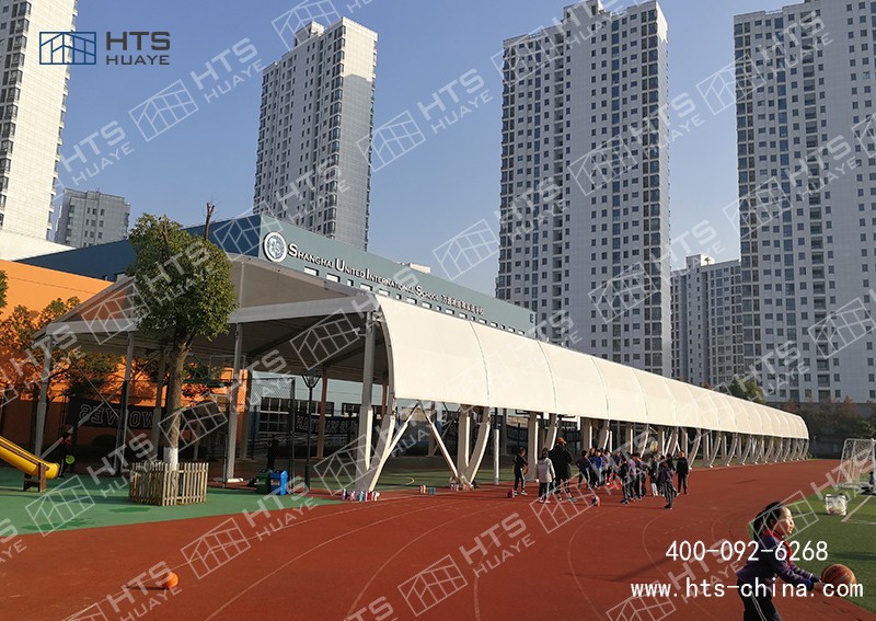 戶外篷房籃球館給人們提供了一個(gè)方便快捷的籃球場地選擇