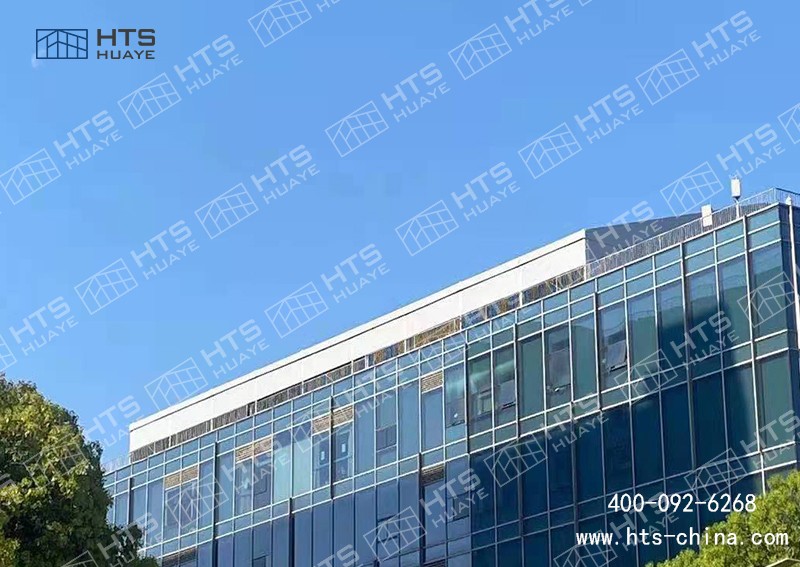 樓頂上也可以建造籃球裝配式篷房，這幾座篷房都在樓頂上